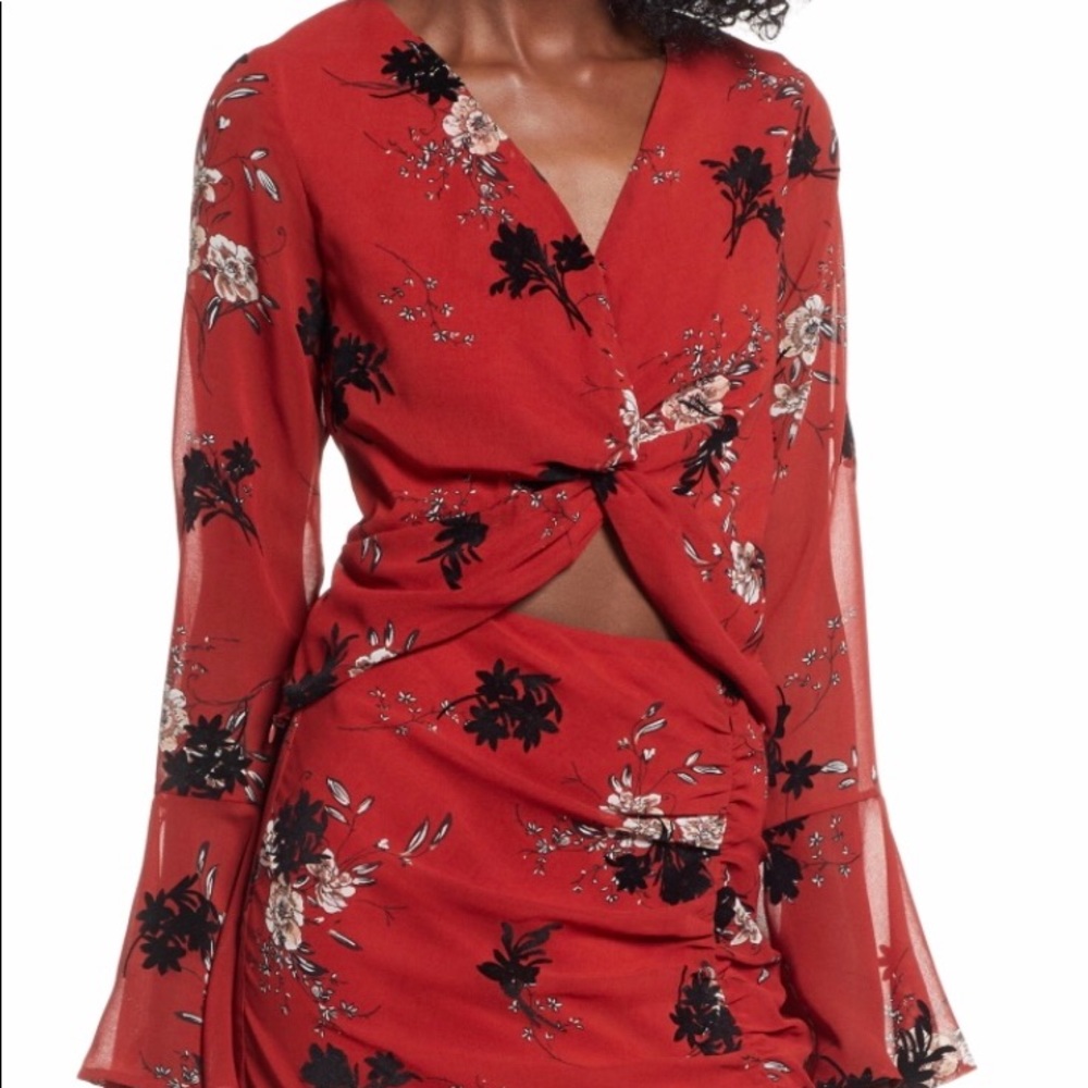 4SI3NNA Lucy red twist crop top. NWT